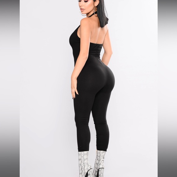 Fashion nova black halter jumpsuit - Picture 3 of 3